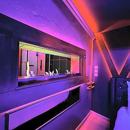 Hotell Loveroom L'1timiste Cds Neuilly-Plaisance